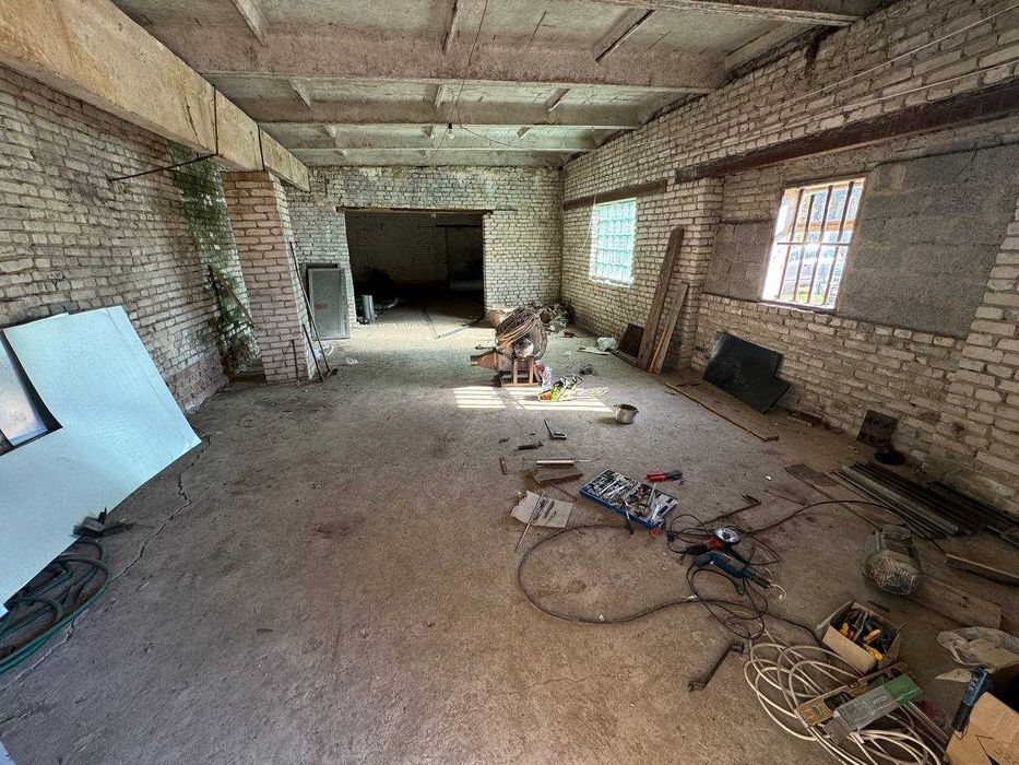 Продається виробничо-складськi примiщення з крупоцехом та обладнанням