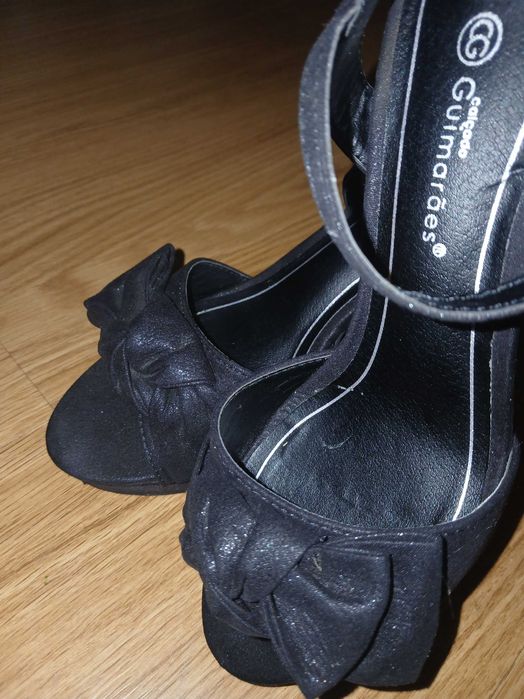 Sandalias pretas altura 10 cent conpensadas muito comfertaveis  e lindas