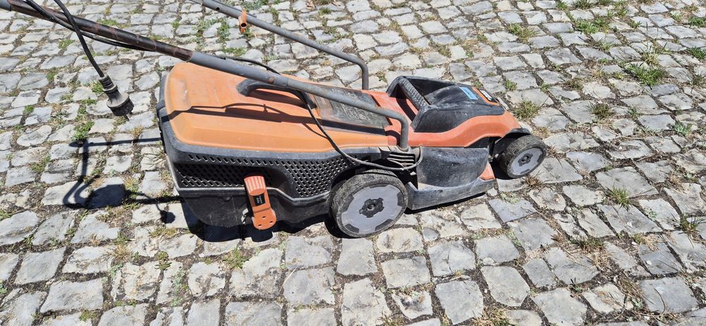 Cortador de relva Black&Decker 1400W usado