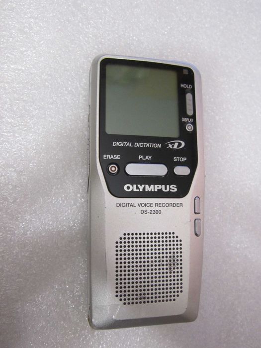 Dyktafon Olympus DS-2300 uszkodzony zatrzask/klapka od baterii sprawny