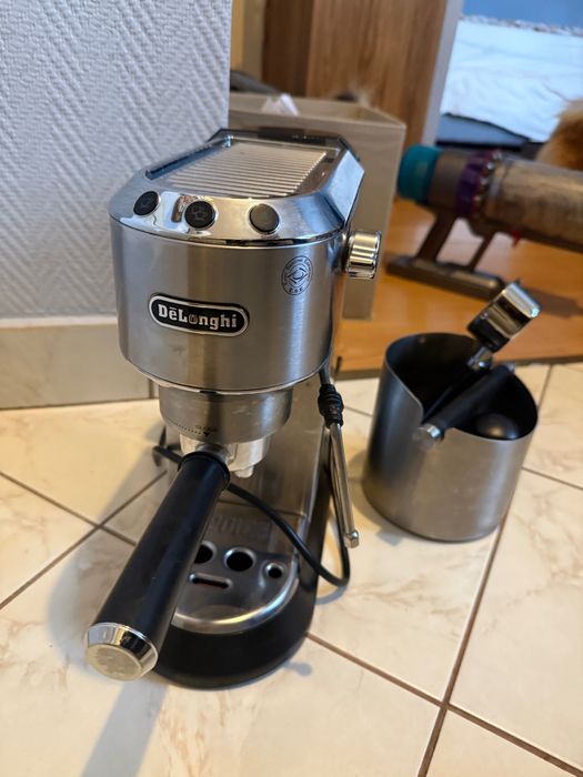 Ekspres plus pojemnik na fusy i kolby plus dorobiony spieniacz mleka