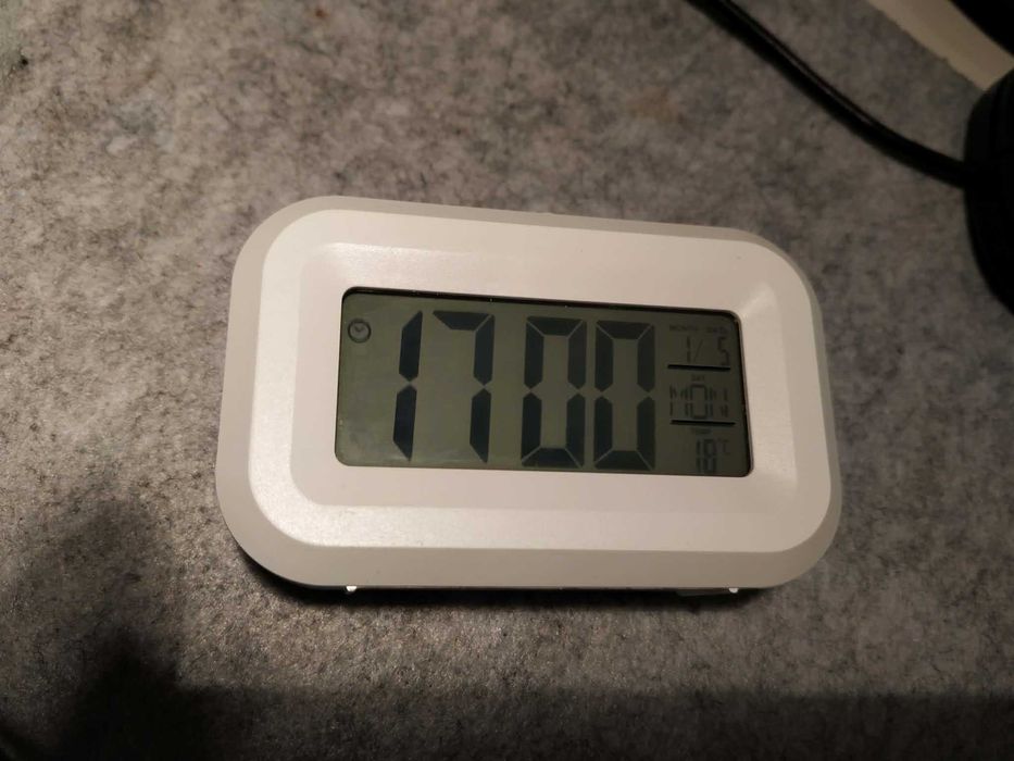Zegarek na mebel przy łóżku z podświetleniem- alarm itp.