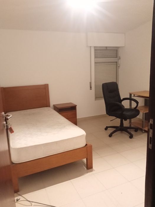 Quarto disponível pará alugar .