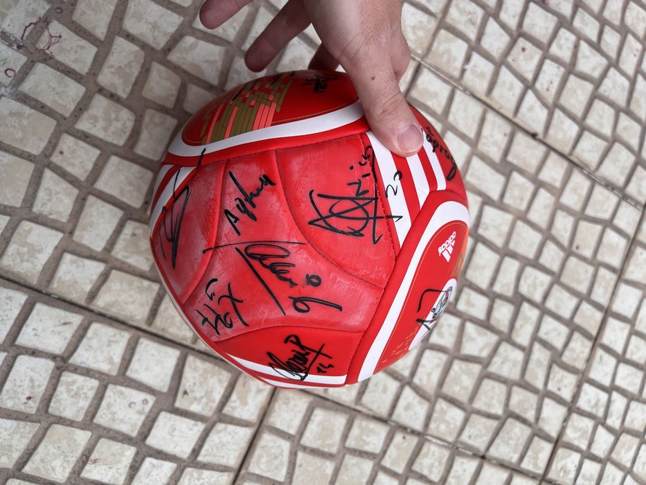 Bola Benfica assinada pela equipa