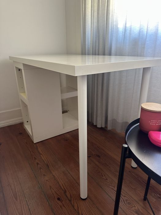 Secretária branca com módulo do IKEA