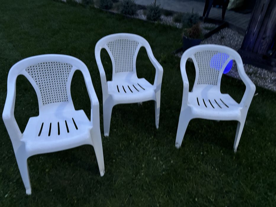 Krzesła  ogrodowe plastik   5 białych i 1 granatowe