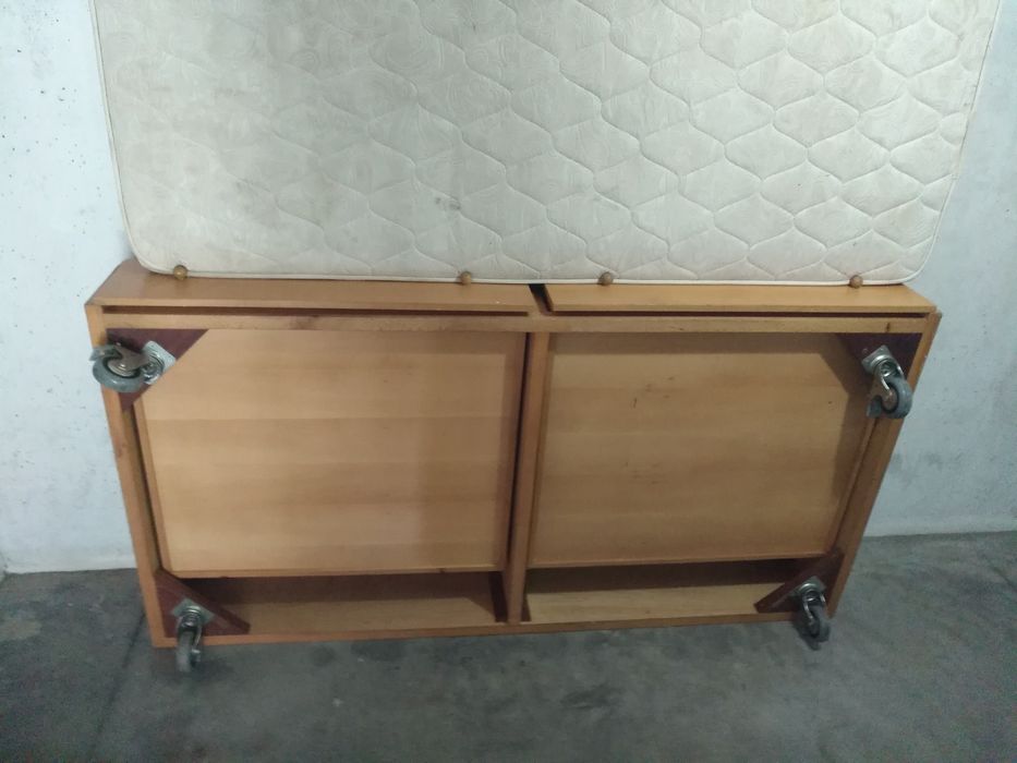 Cama de solteiro em madeira com rodas, colchão e estrado com duas gave