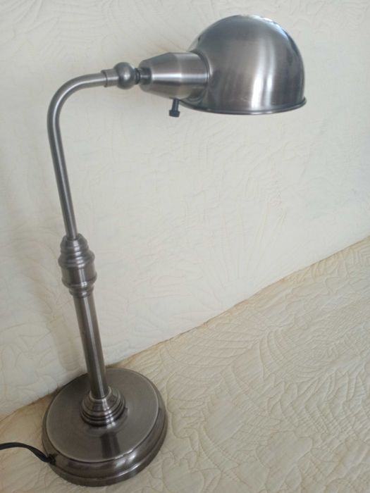 metalowa lampka stołowa