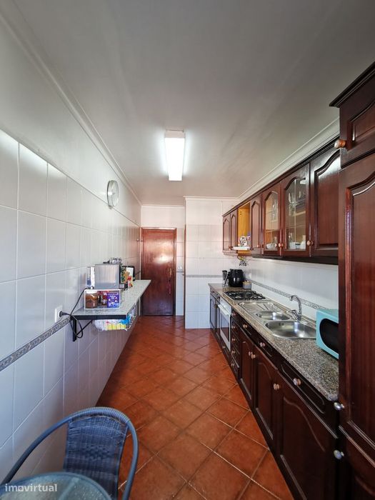 T2 pronto a habitar, com arrecadação, elevador, lareira e ar condic.