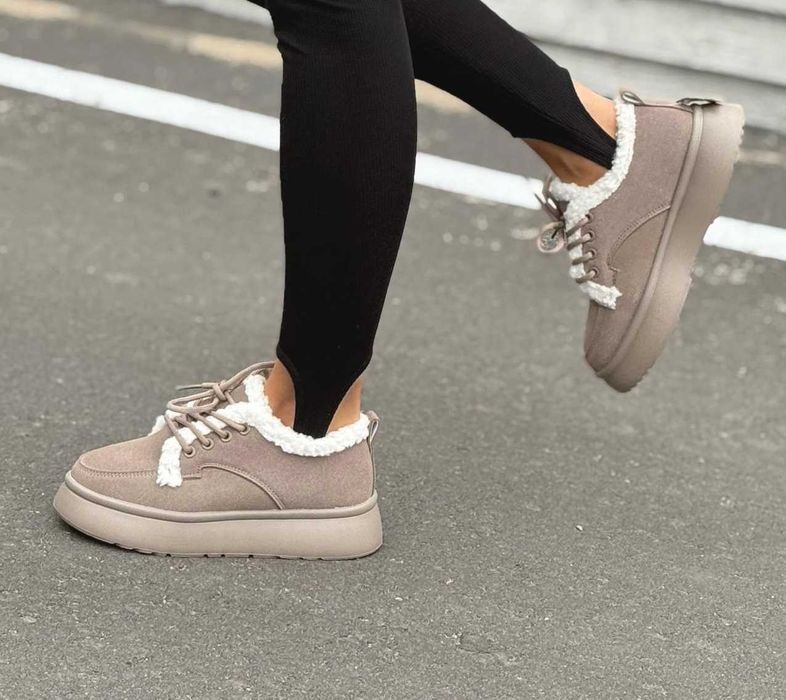 Женские зимние кроссовки с мехом бежевые замшевые