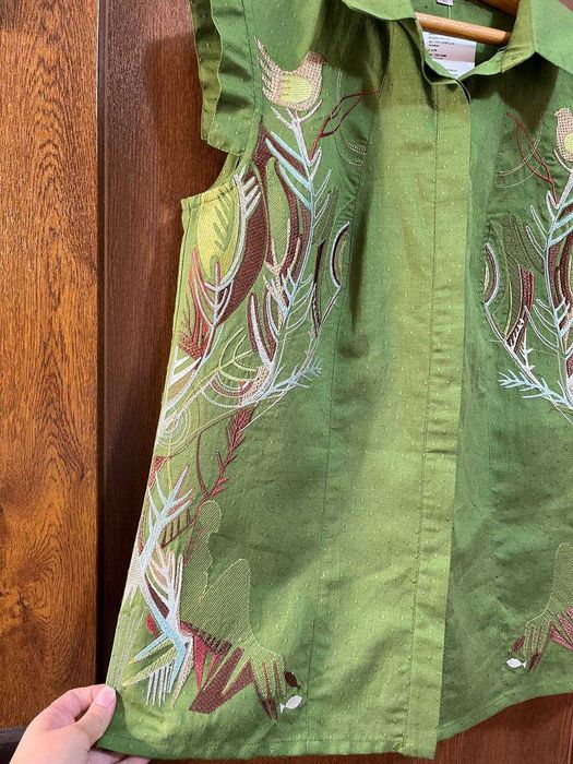 Красива вишита блузка