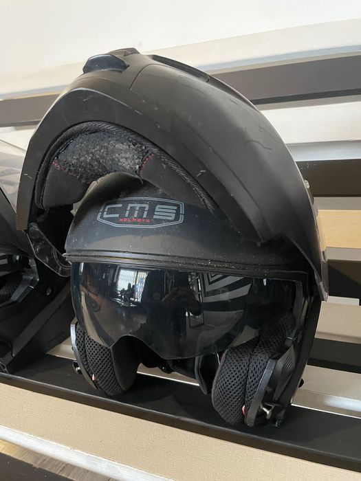 Três capacetes de mota