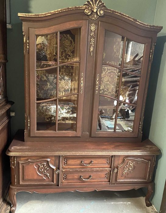 Witrynka z litego drewna