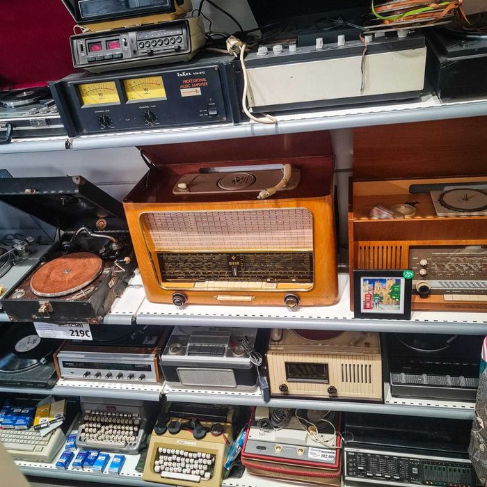 Rádio WEGA Vintage com Gira-Discos Integrado