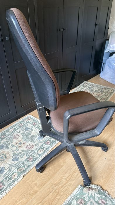 Cadeira de escritorio com rodas