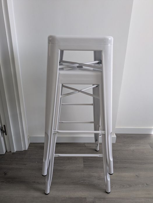 Bancos altos sklum empilháveis