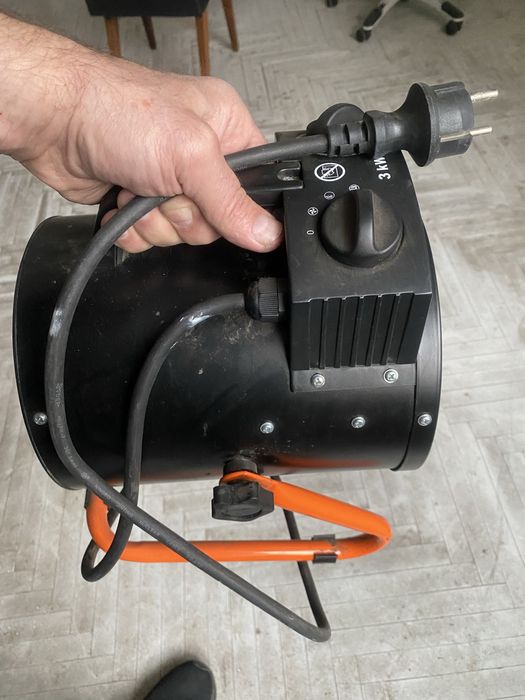 Продаётся электрическая тепловая гармата 2E AHT3000 мощностью 3 кВт.