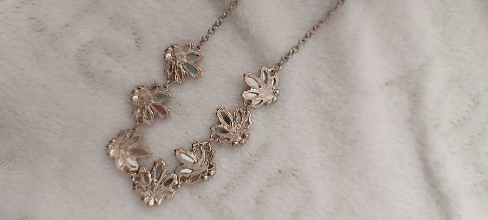 Colar prateado com flores rosa claro. Usado