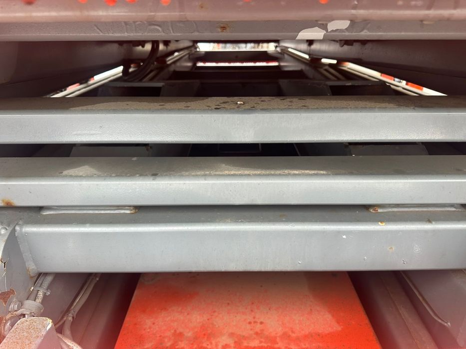 Ножничний навантажувач