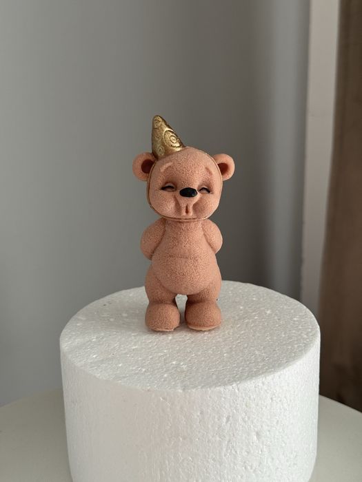 Miś zdmuchujący świeczkę Figurka na tort