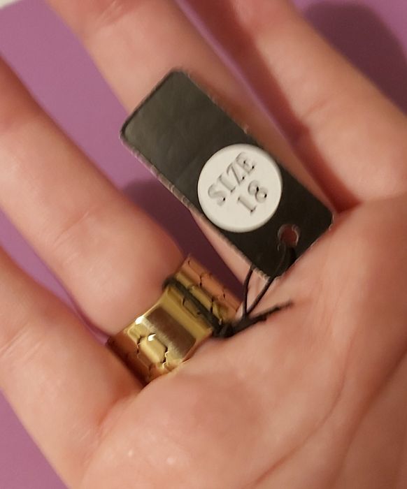 Anel dourado, em aço trabalhado, com uma madrepérola retangular rodeada de zirconias. T18