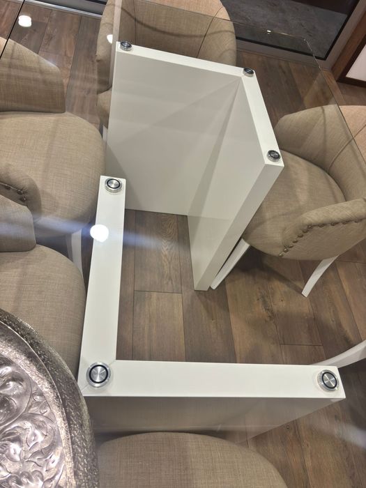 Oportunidade! Mesa de vidro com toque moderno e pés lacados!