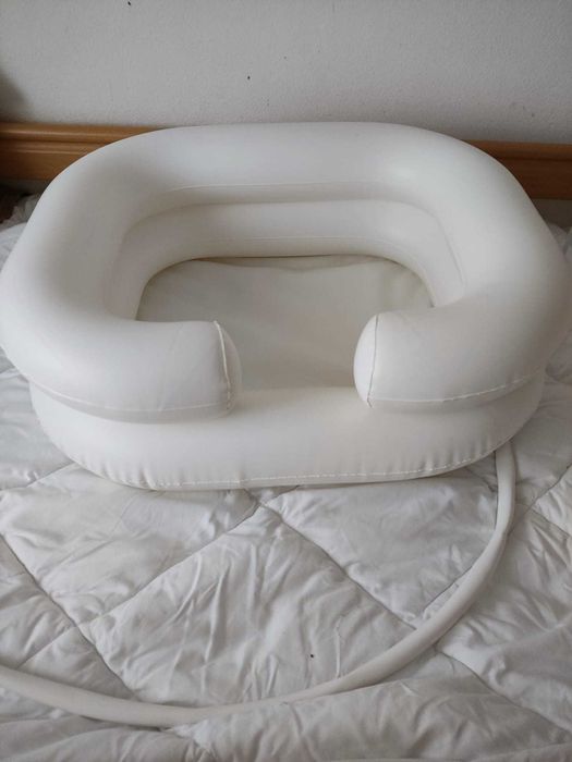 Bacia insuflável para lavagem de cabeça para acamados