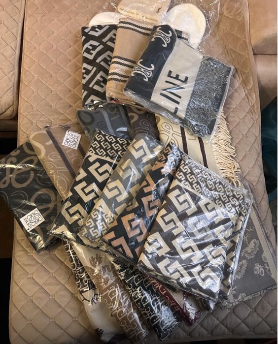 Теплі жіночі шапки ,шарфи | Ангорки | Рвані | Hugo | miumiu |