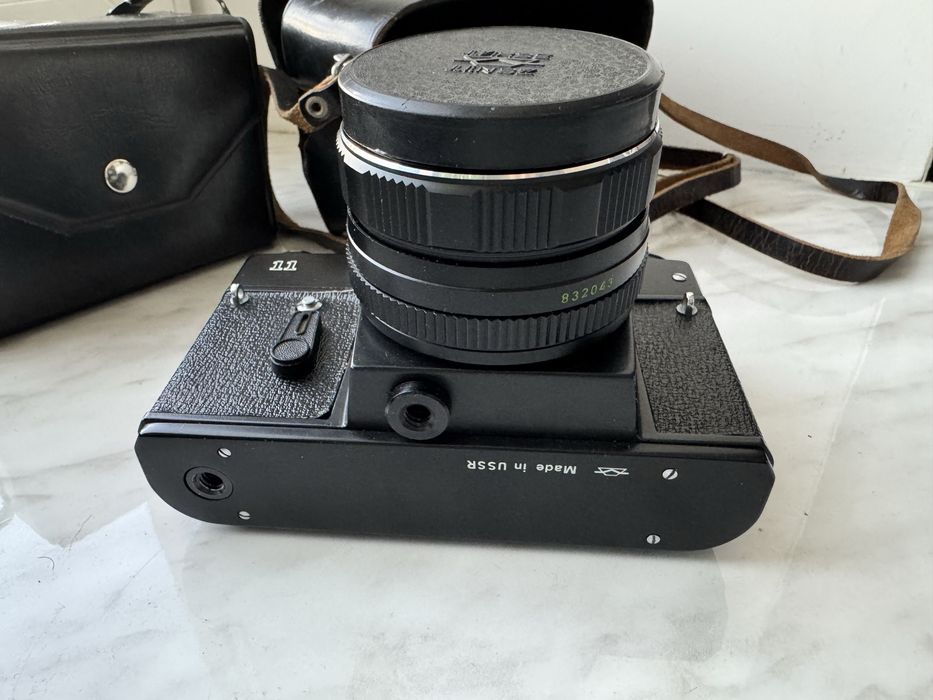 Zenit-11 с объективом HELIOS 44 в оригинальном кожаном чехле