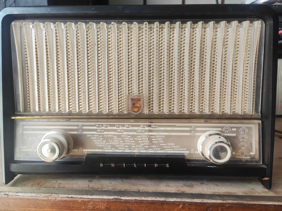 Rádio a valvulas Philips, antigo