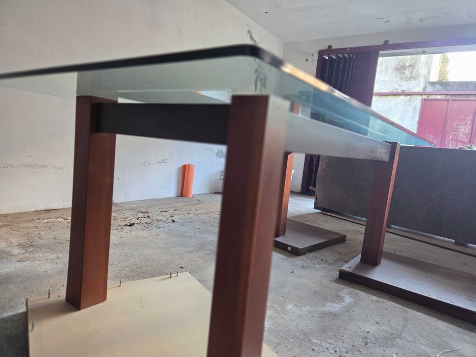 Mesa madeira maciça com vodro temperado