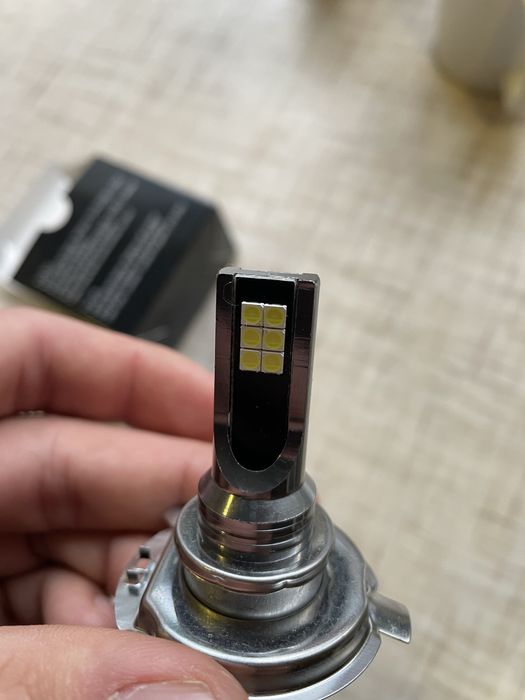 Лед лампочки Н4. Дві