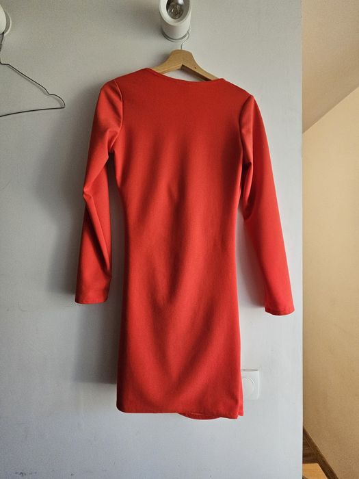 Czwrwona sukienka z długim rękawem