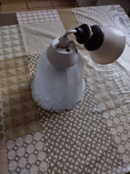 Lampa sufitowa. Klosz ze szkła koloru mlecznego.Sprawna.