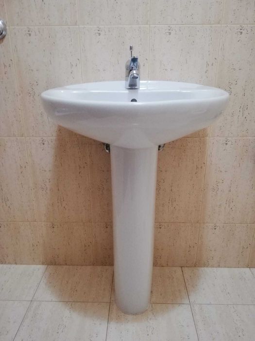 Lavatório com coluna em cerâmica WC Roca