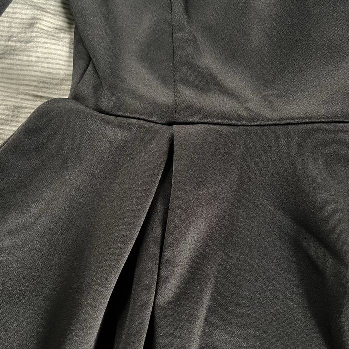 Sukienka czarna krótka z rękawem w literę A