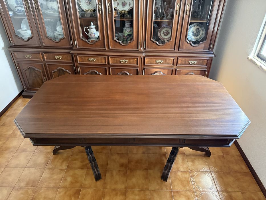 Mesa de jantar de madeira