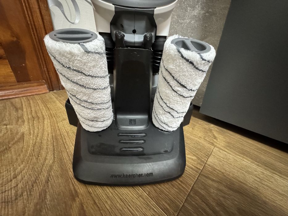 Миючий пилосос (підлогомиюча машина) Karcher