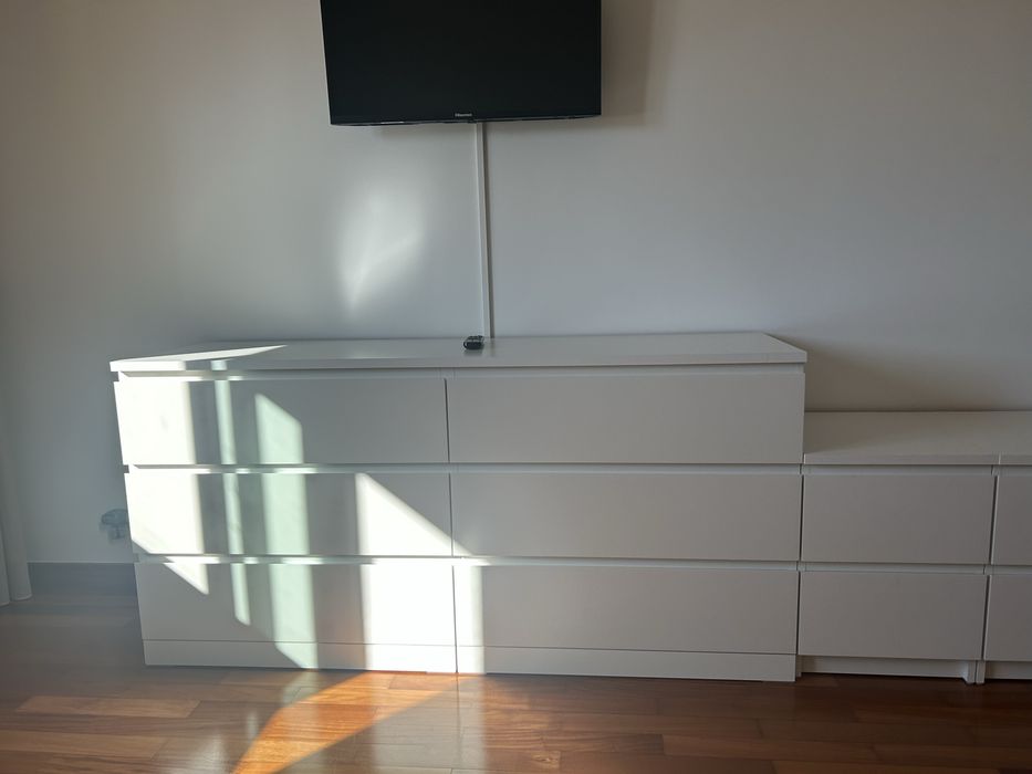Mesas de cabeceiras e comoda