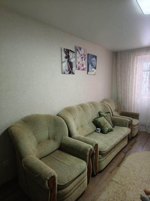 Продам терміново диван з кріслами