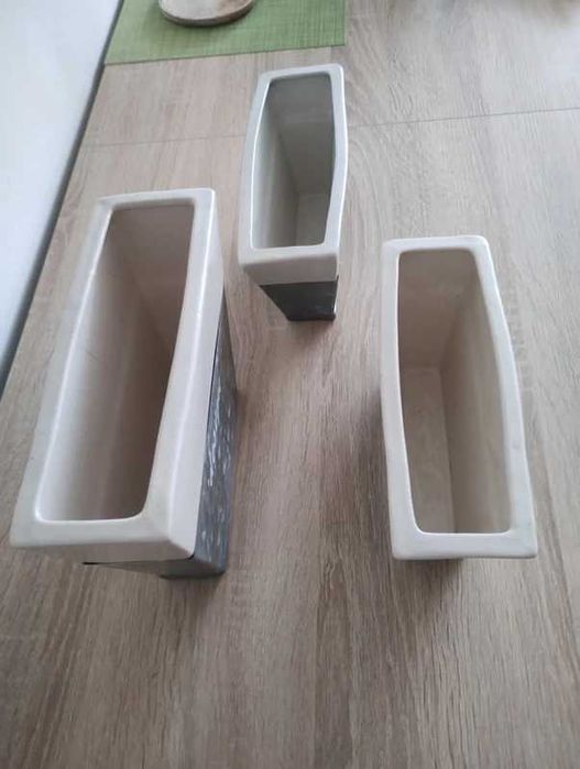 Zestaw trzech ceramicznych pojemników