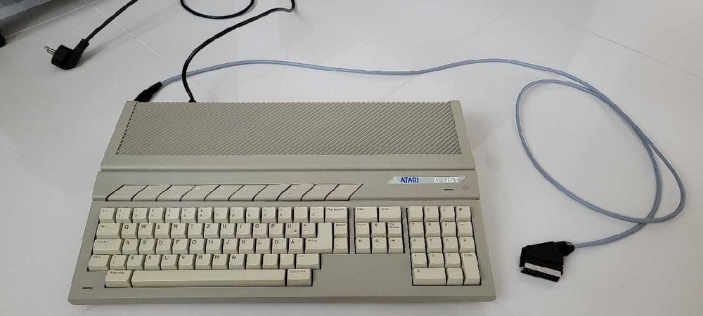 Komputer ATARI 1040ST z kablami.

Stan idealny