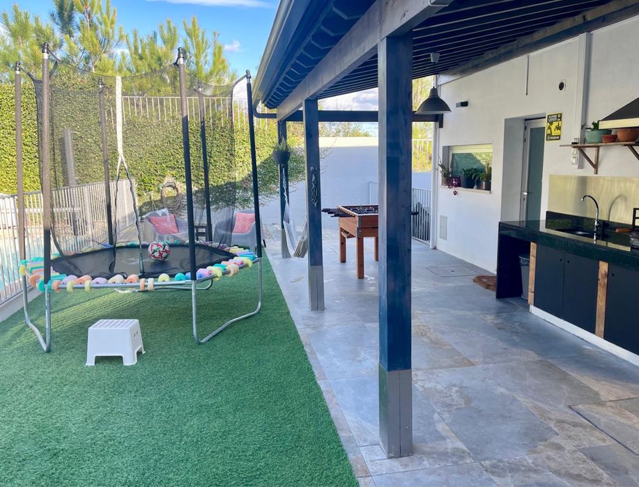 Espaço para festas com piscina