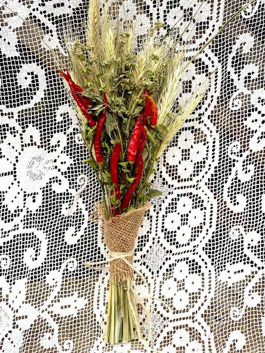 Букет з пшениці базиліку та червоних перчиків