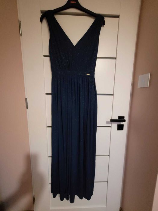 Granatowa suknia wieczorowa