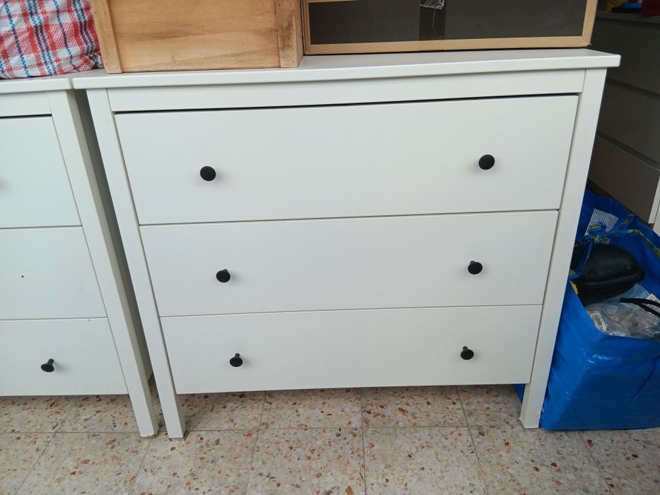 Cómoda de 3 gavetas - em bom estado geral