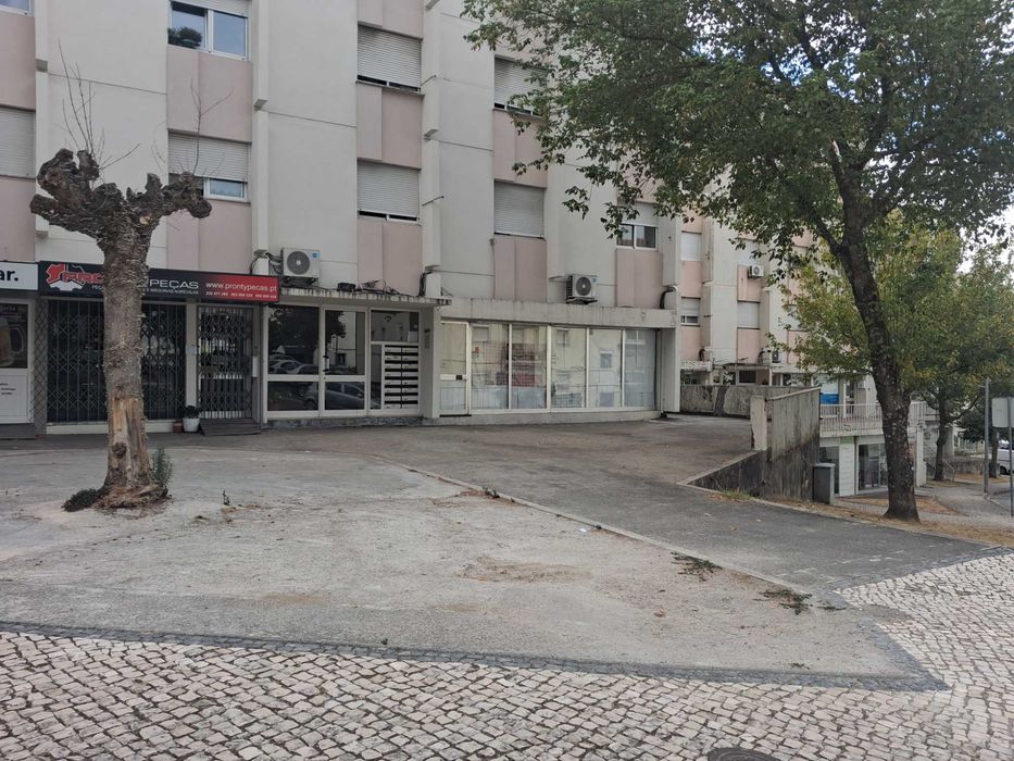 Loja à venda comercial situado em zona central, com grande movimento e excelente visibilidade na cidade de Viseu. Venda particular