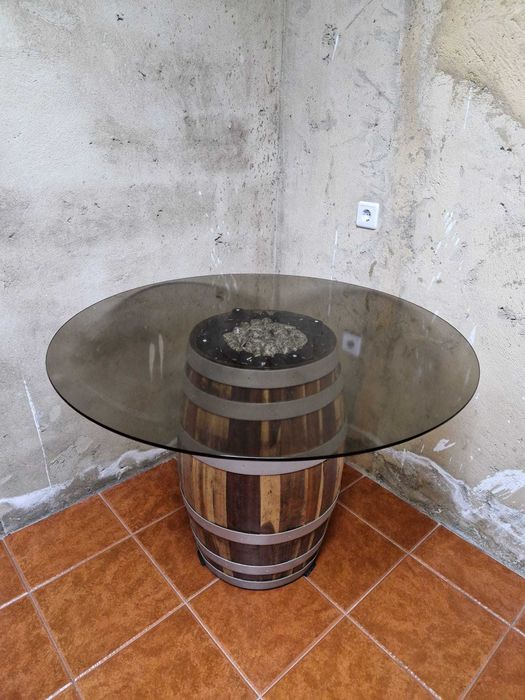 Mobília diversa (secretária, mesa de centro, estantes, mesa de jantar)