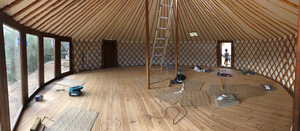 Yurt 24ft + 14ft with 6m Glasswall. Glamping year round. Isolada