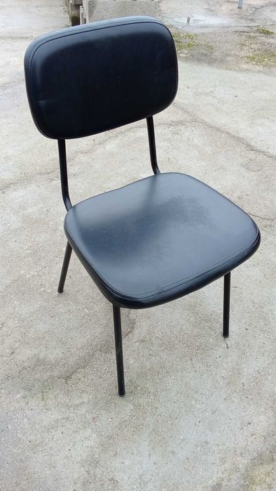 Cadeiras ferro almofadadas em preto